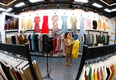 不愛名牌，服裝批發市場成為年輕人淘貨寶地？